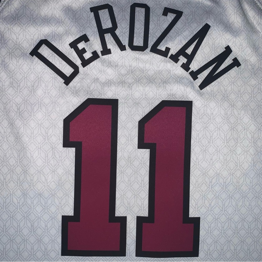 NWT Nike DeMar DeRozan Chicago Bulls #11 White City Swingman Jersey Youth XL - Picture 7 of 7